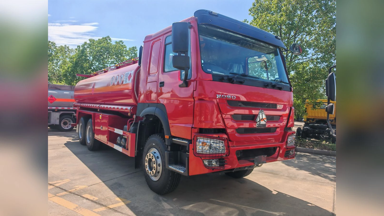 SINOTRUK HOWO 6x4 371HP Fuel Tank Truck Large Red Bulk Tanker