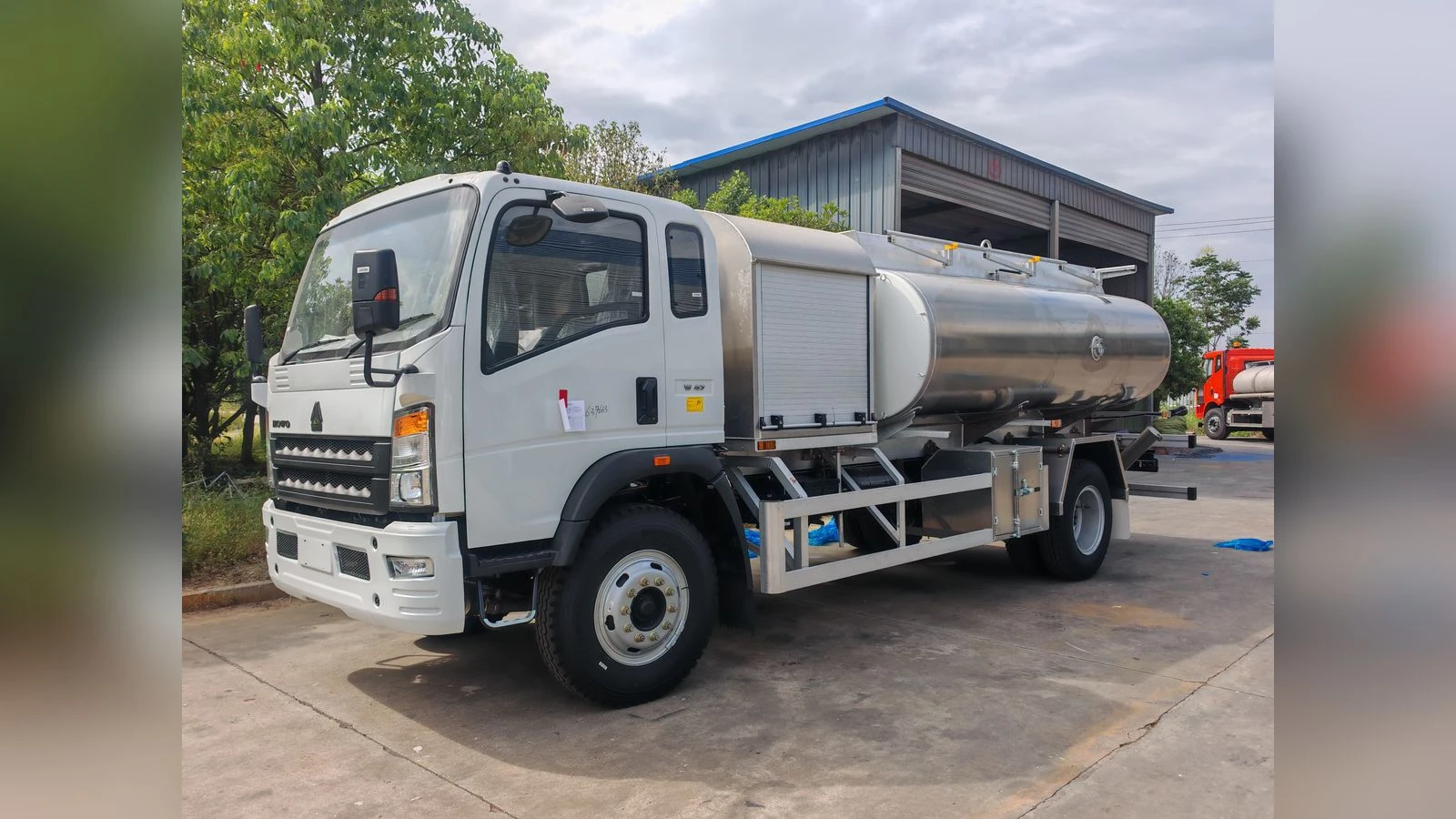 SINOTRUK HOWO Light 4x2 Fuel Tank Truck Mobile Dispenser with Flow Meter
