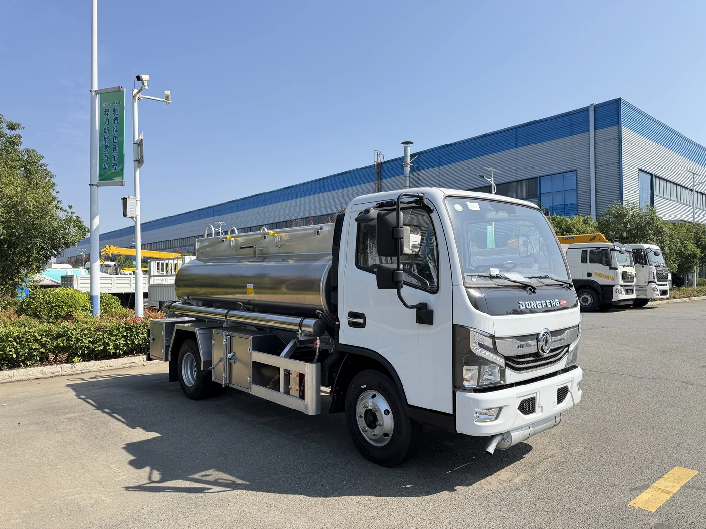 Front 45-degree view of the Dongfeng 4x2 stainless water tanker