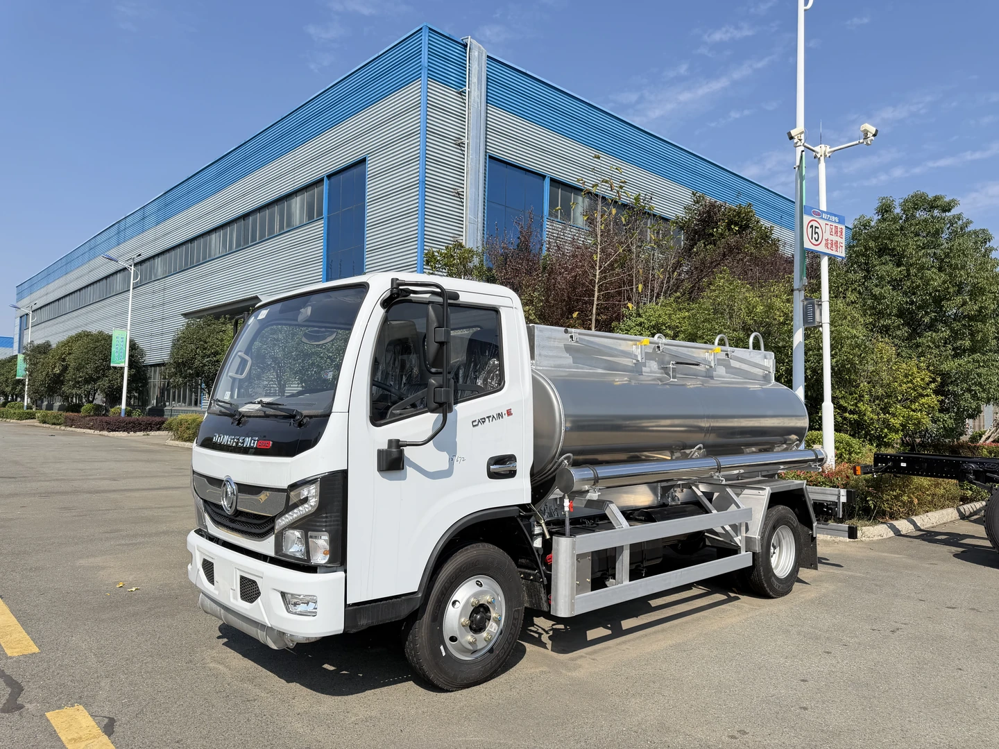 Front-right 45-degree view of the potable water tanker