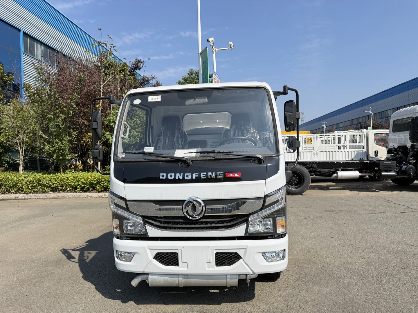 Front view of the Dongfeng water tanker