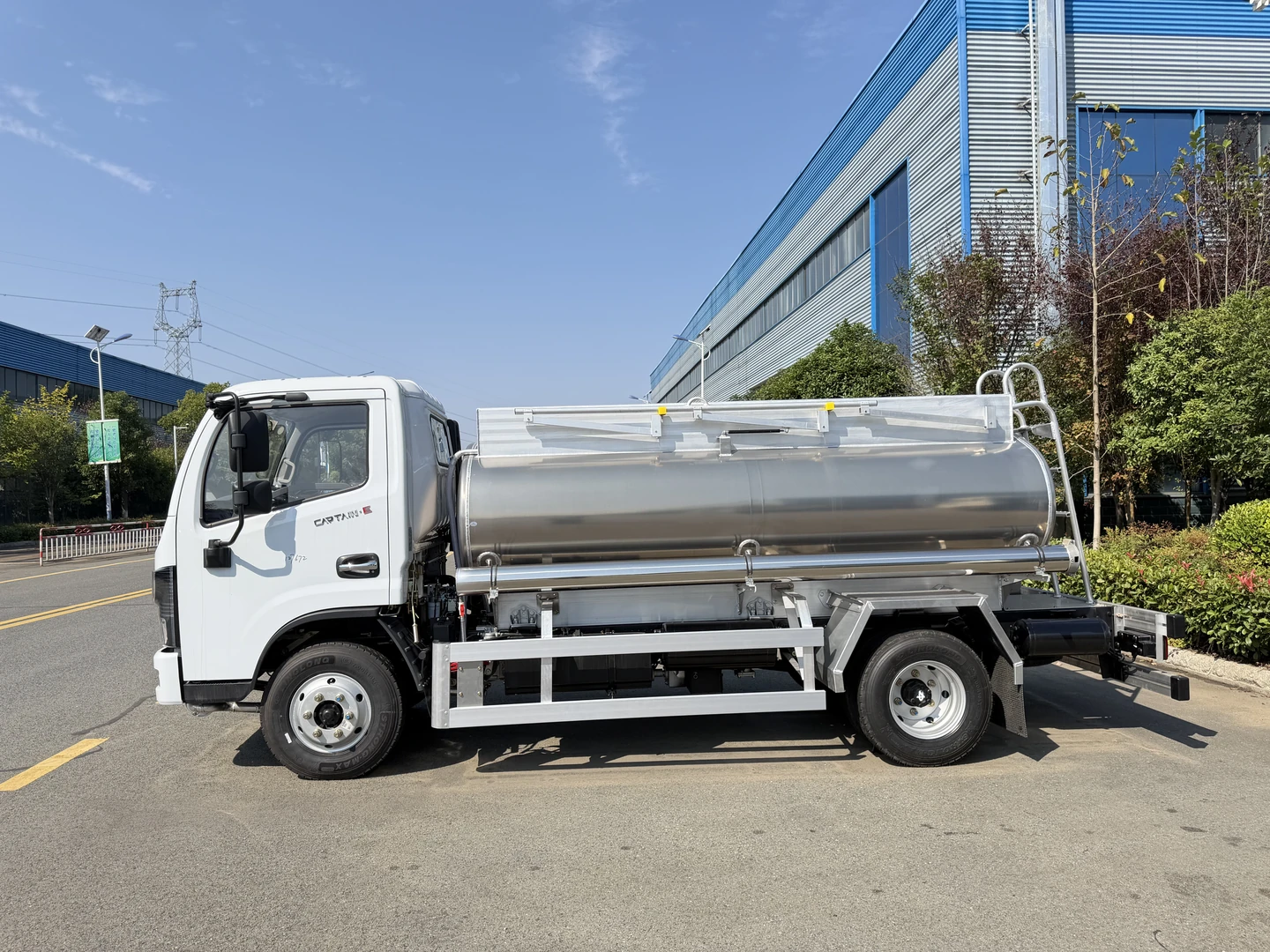 Side view of the stainless steel tank body