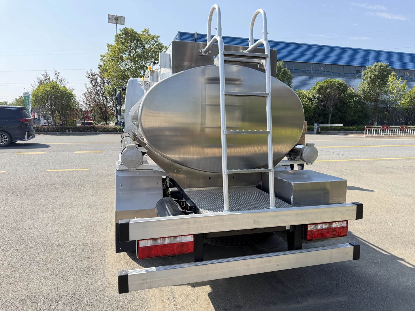 Rear ladder and tank top access