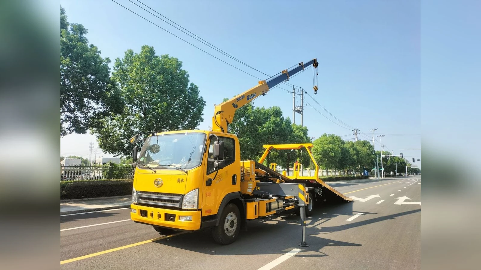 FAW HuVH 4x2 190HP Wrecker Truck XCMG 4T 4-Section Boom One-Tow-Two