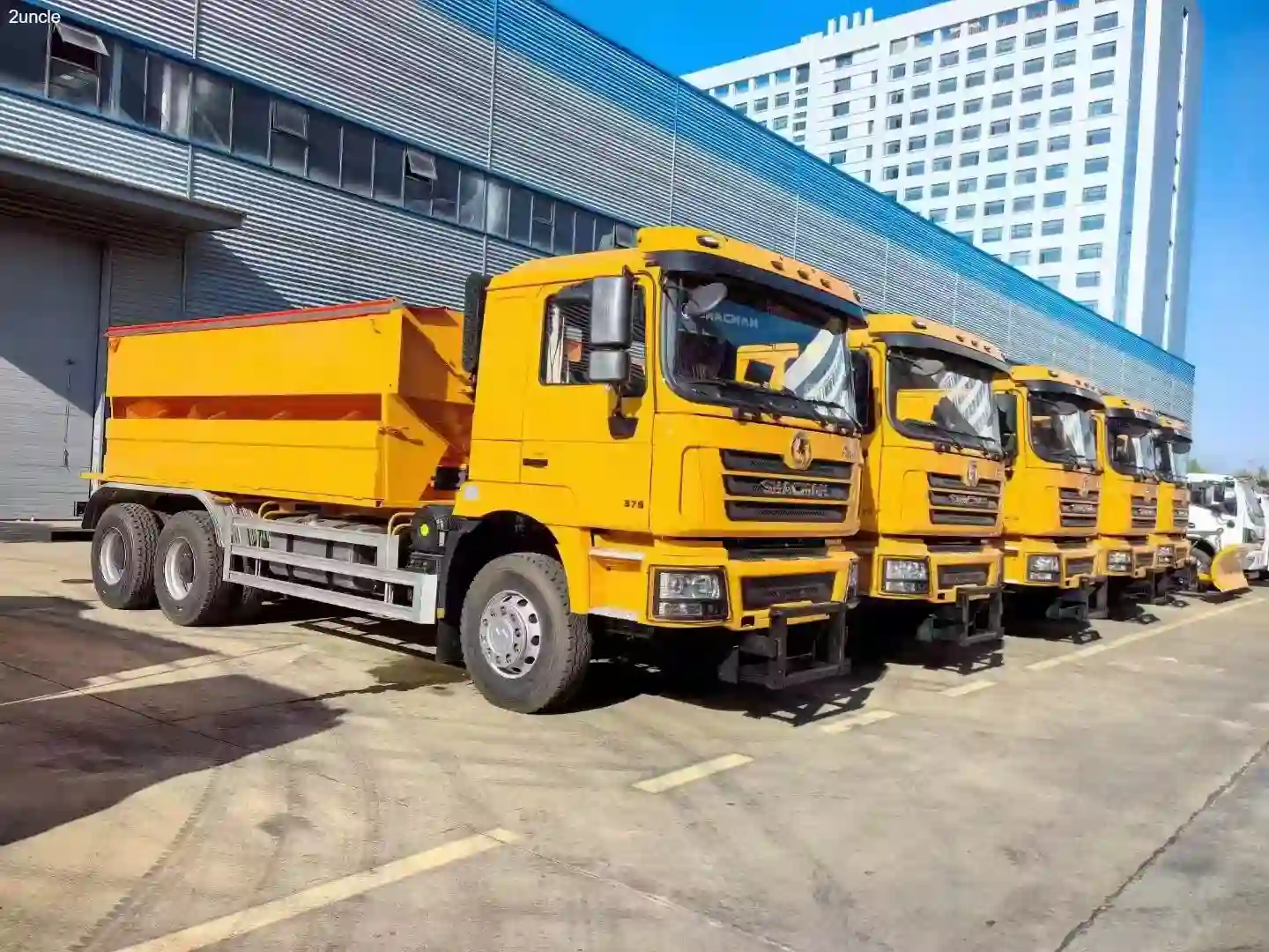 5 وحدات من شاحنات إزالة الثلوج SHACMAN F3000 جاهزة للشحن إلى توروغات