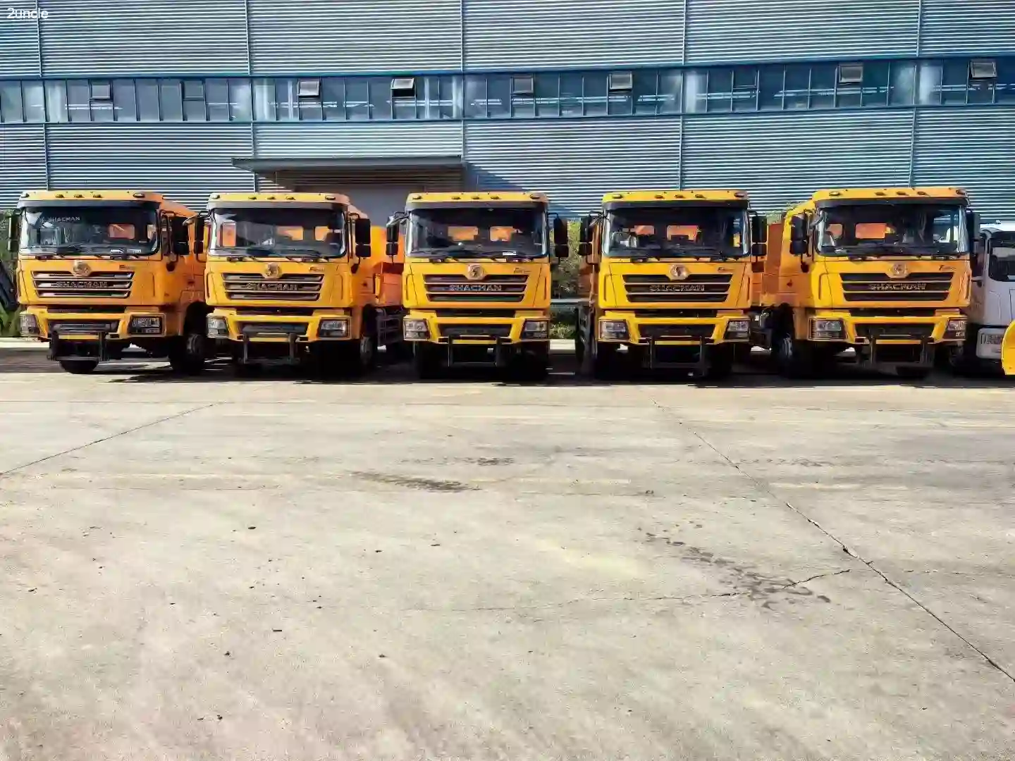 5 وحدات من شاحنات إزالة الثلوج SHACMAN F3000 جاهزة للشحن إلى توروغات