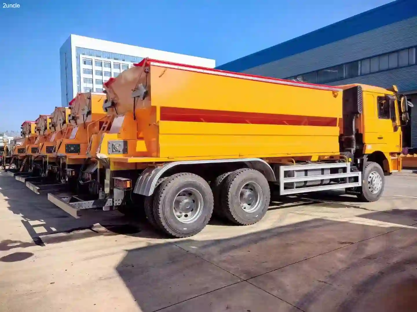 5 وحدات من شاحنات إزالة الثلوج SHACMAN F3000 جاهزة للشحن إلى توروغات