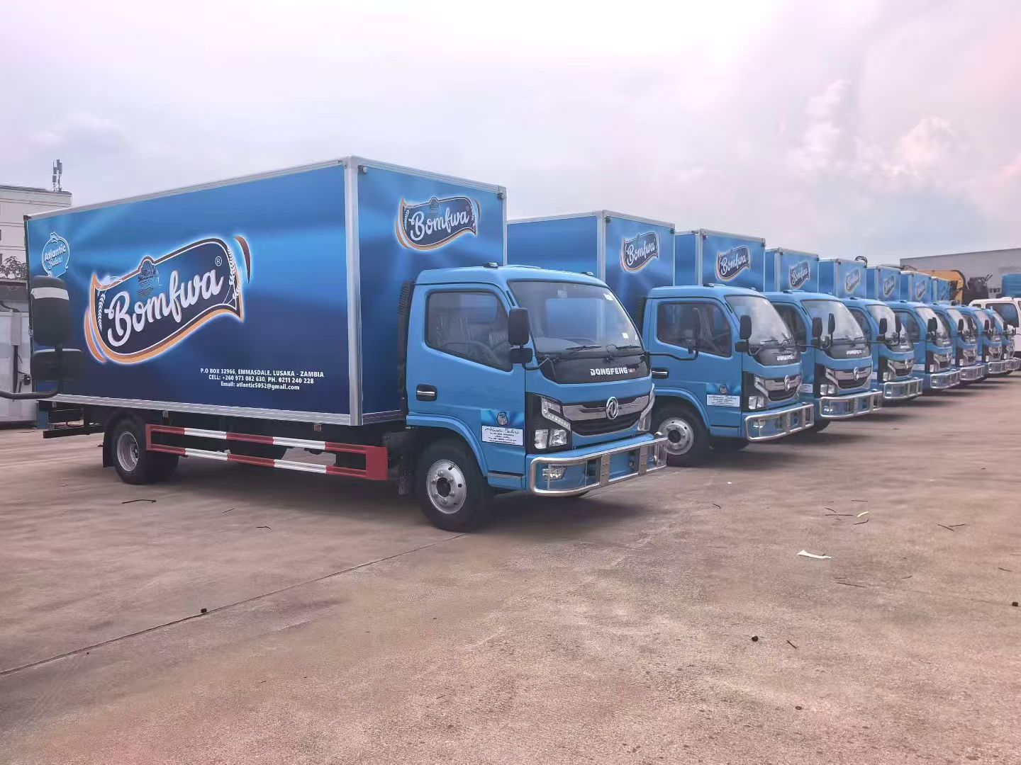 Livraison réussie de 8 camions légers à caisse DONGFENG pour le projet de distribution alimentaire Bomfwa en Zambie