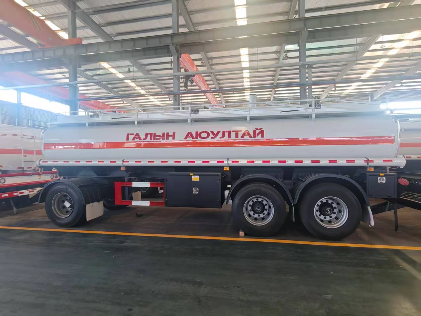 Right-hand side of a CL9260GJYF fuel tank trailer in the works