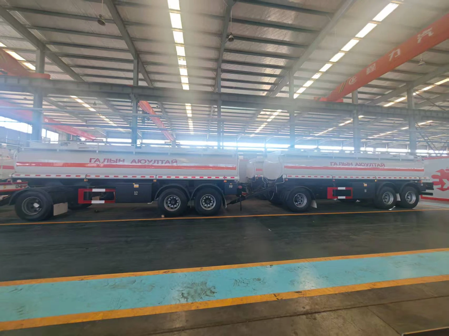 Two CL9260GJYF tank trailers side by side