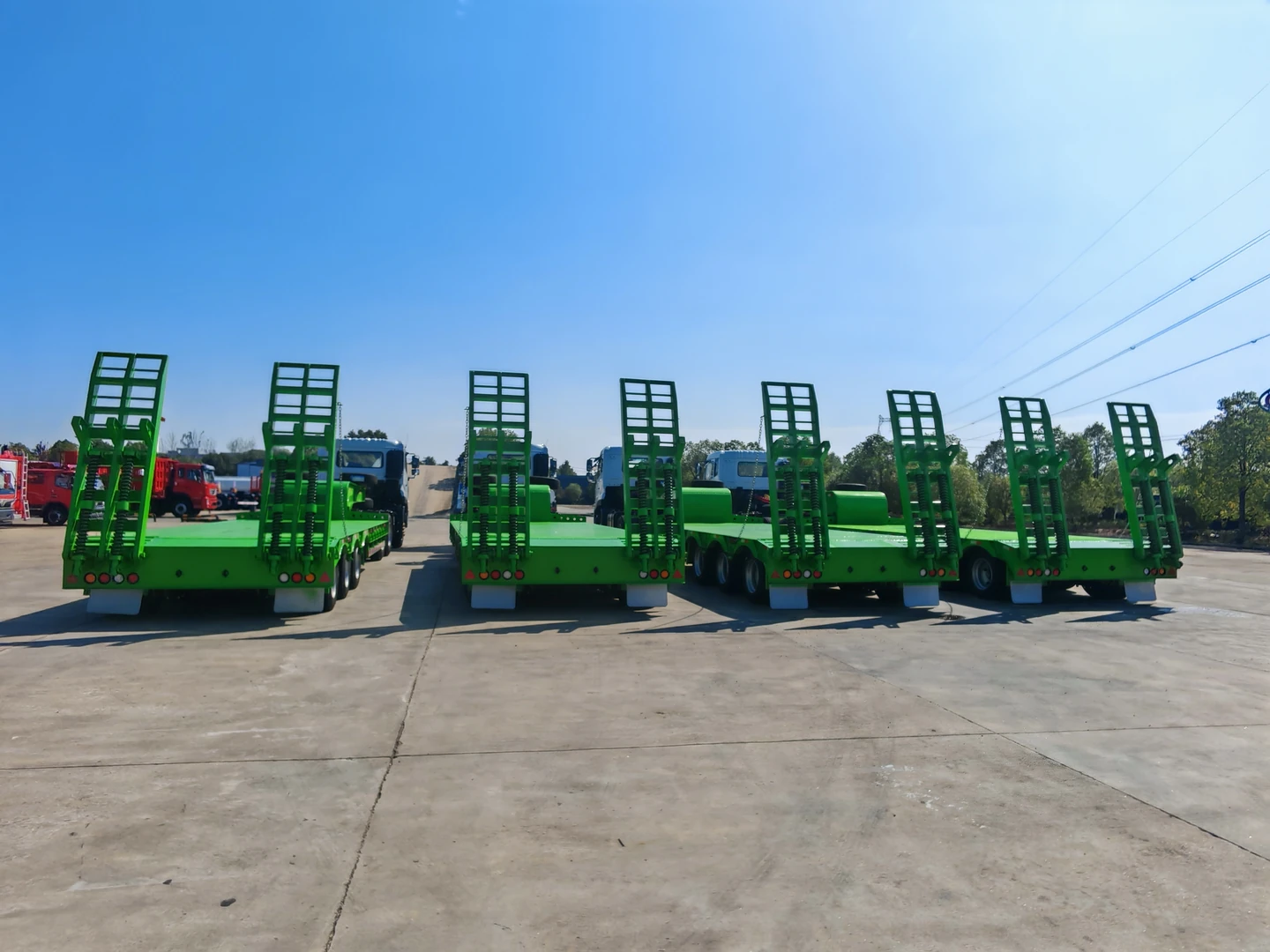 منظر خلفي لأربع مقطورات CLW9400TDP مع المنحدرات وثلاثة محاور