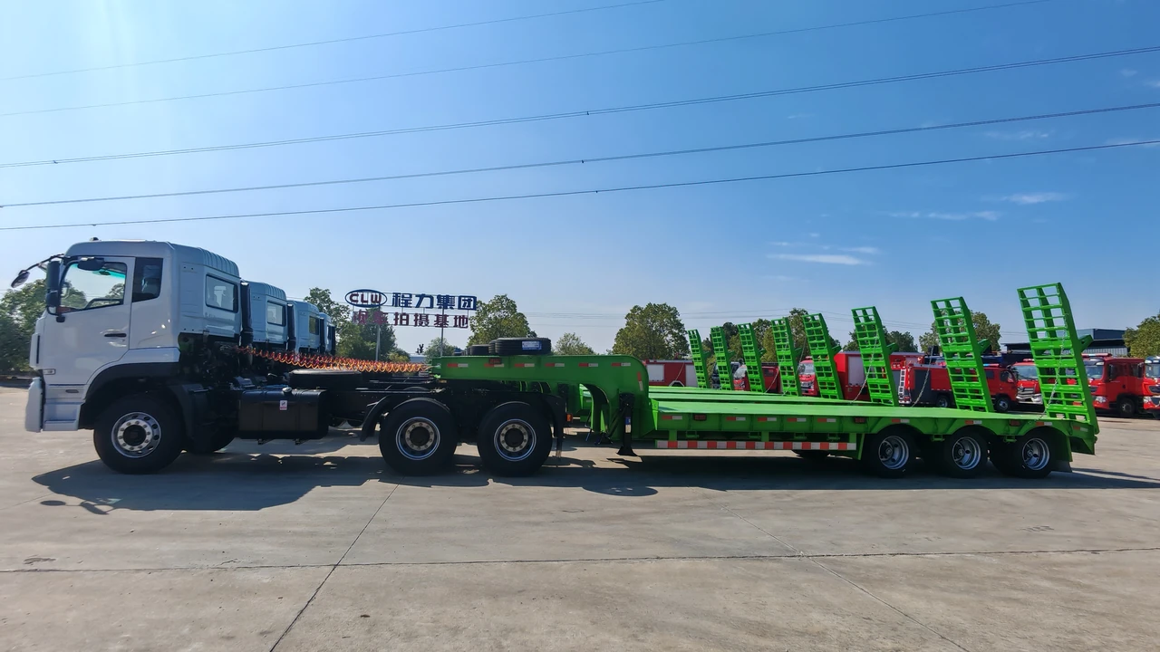 أربع مقطورات منخفضة السرير CLW9400TDP سعة 20 طنًا مع شاحنات قاطرة Dongfeng 6x4 جاهزة للتسليم
