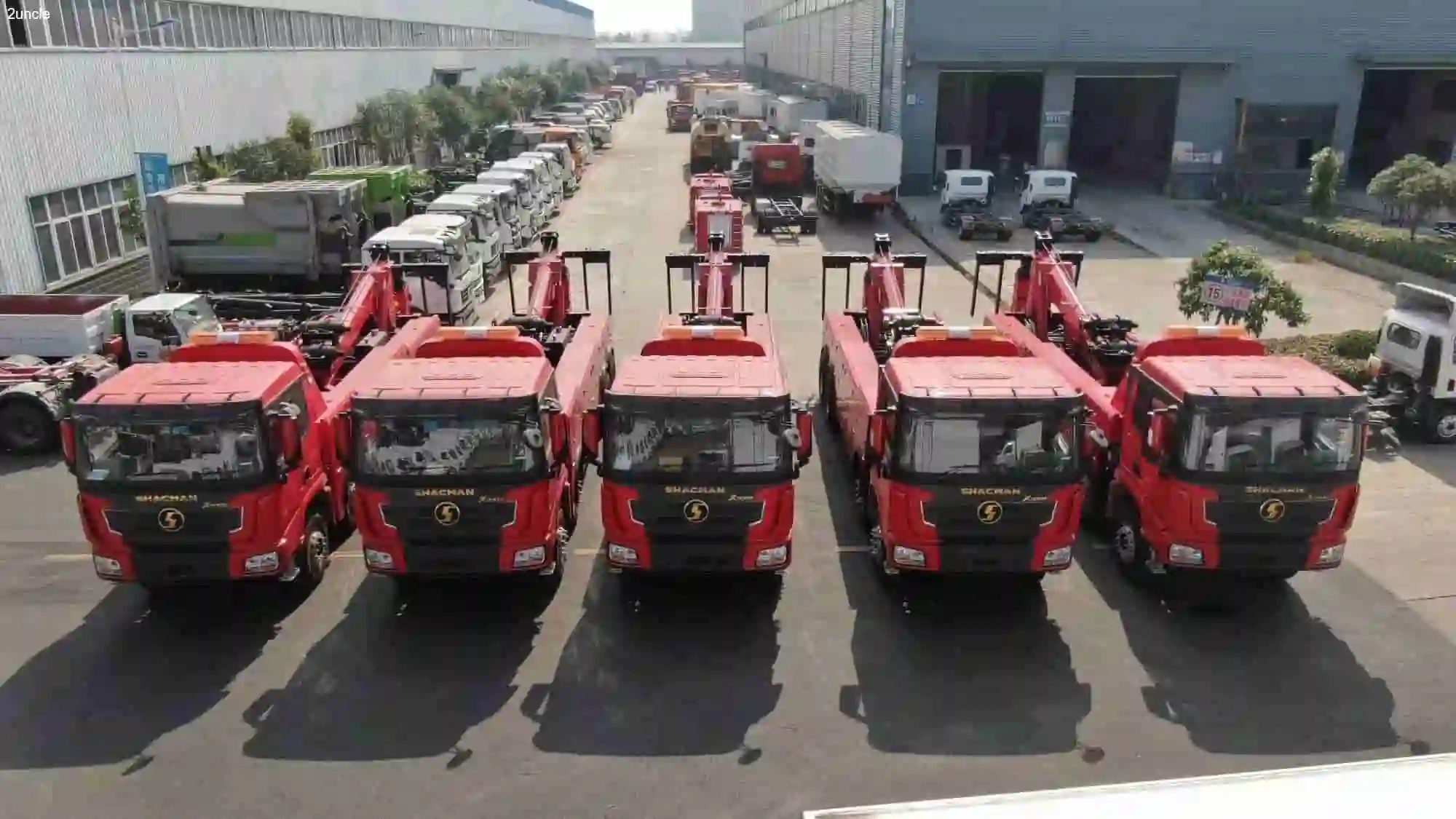 تصدير 5 شاحنات سحب ثقيلة Shacman 8X4 بسعة 30 طناً