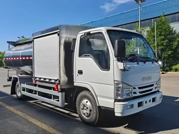 Молочная цистерна ISUZU ELF 700 4x2 объёмом 6 м³, нержавеющая утеплённая