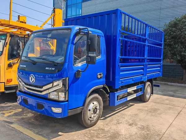 Бортовой грузовик Dongfeng Dollicar 4x2 с решёткой, 4-тонный лёгкий грузовик для перевозки скота