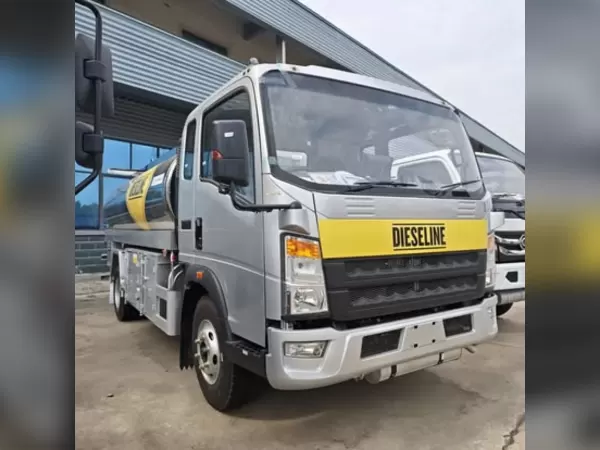 SINOTRUK HOWO 4x2 10cbm Fuel Tank Truck for Station Supply Runs