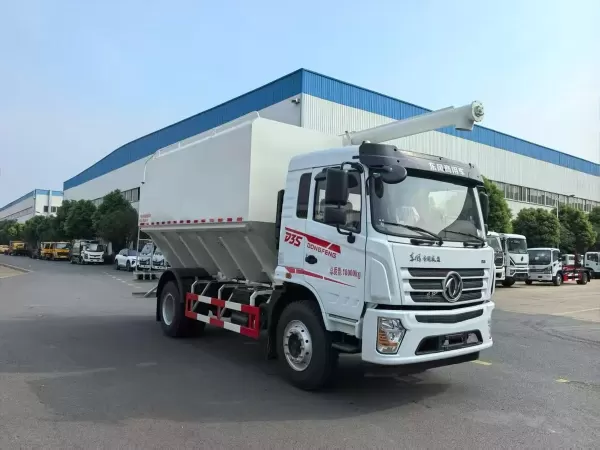 Кормовоз DONGFENG 4x2 объёмом 18,49 м³ с гидравлической шнековой разгрузкой