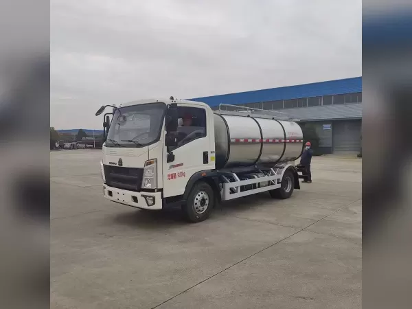SINOTRUK HOWO 4X2 5300L Milk Tanker Truck