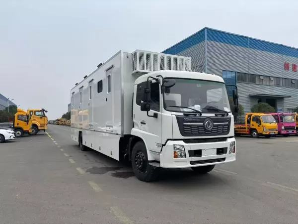 Dongfeng Tianjin 4x2 Mobile Clinic Truck Cummins 230HP Medical Shelter Van