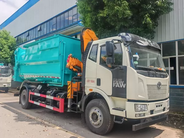 FAW 4x2 Refuse Transfer Truck with Knuckle Boom Crane and Sealed Compression Container