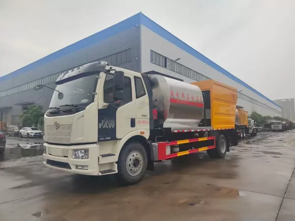 FAW 4x2 Asphalt Distributor 6cbm for City Road Works