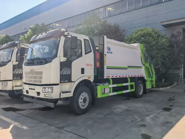 شاحنة قمامة ضاغطة FAW J6L 4x2 سعة 12m3 حمولة 18T تحميل خلفي للبيع