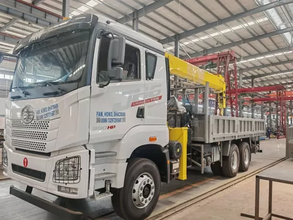 شاحنة رافعة FAW Jiefang J6P 6x4 بقوة 390 حصاناً بذراع مستقيم، شاحنة بضائع تلسكوبية 25T للبيع