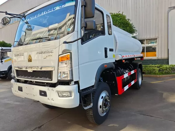 HOWO 4X2  8CBM Fuel Transport Tanker for Long-Haul Lines