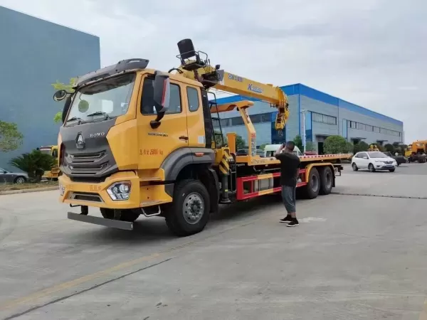 SINOTRUK 6x4 Wrecker Truck with XCMG 12T 4-Section Boom Crane