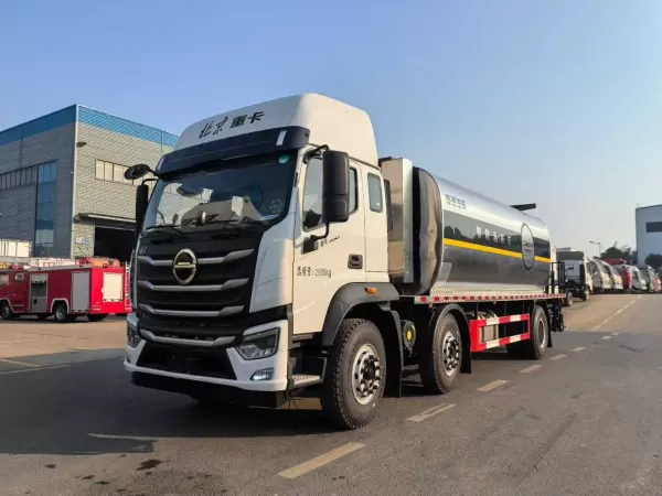 HOWO 12cbm Asphalt Distributor for Major Projects