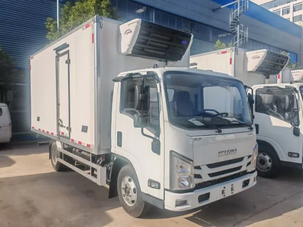 شاحنة تبريد ISUZU ELF كابينة مزدوجة 4x2 سعة 4.5 طن 12 م3 مع كابينة طاقم للبيع