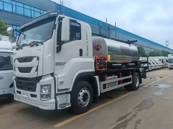 ISUZU FTR 4x2 10CBM Intelligent Asphalt Distributor Truck 205HP Automatic Bitumen Spreader Truck For Road Pavement Maintenance
