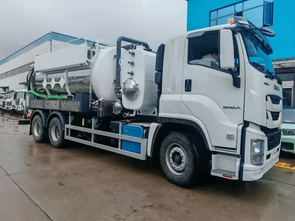ISUZU GIGA 6x4 Sewage Suction Truck Large Vacuum Tank for Municipal Sludge