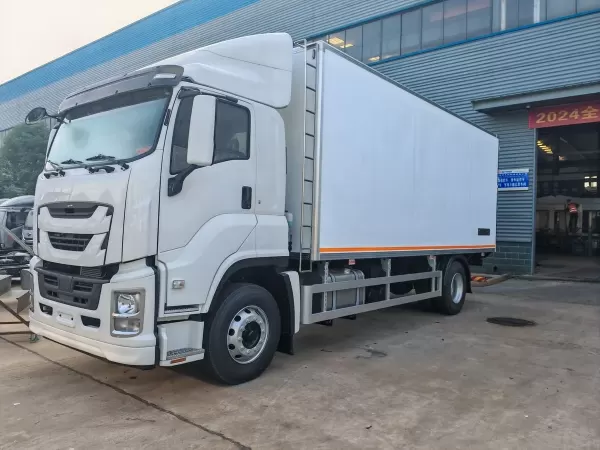 ISUZU GIGA 4x2 Refrigerated Truck with Hydraulic Tail Lift 9.6M Cold Chain