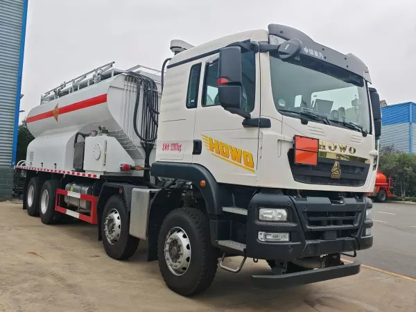 SINOTRUK HOWO 350 حصان 8x4 شاحنة شحن متفجرات مستحلبة ANFO منجمية