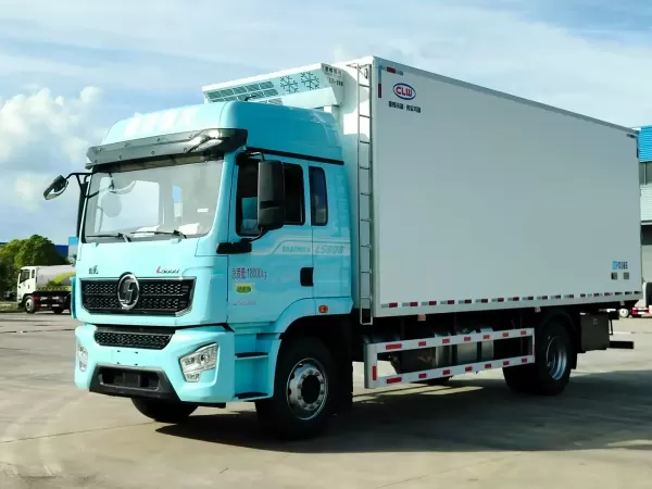 SHACMAN 4x2 Refrigerated Truck 6.8M Cold Chain Distribution