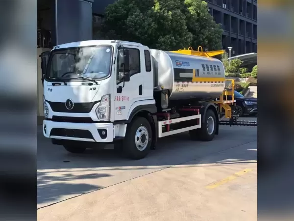 SHACMAN X9 Bitumen Spreader 10cbm for Expressway Works