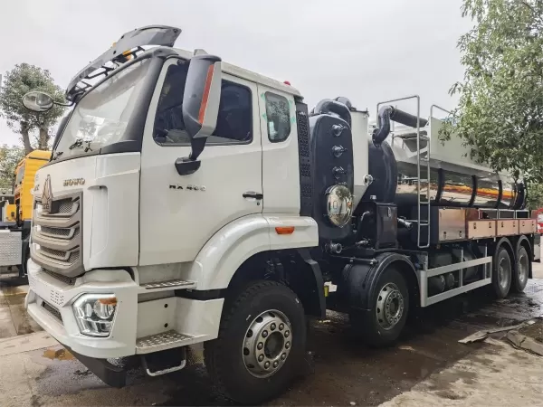 SINOTRUK NX 8x4 15cbm Vacuum Sewage Truck for Depots