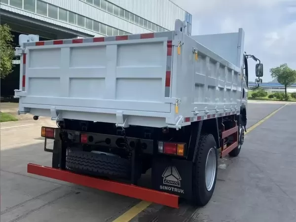 SINOTRUK 4x2 Light Tipper for Urban Construction Runs