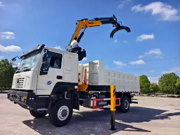 SINOTRUK 4x4 Pickup with Crane Grab for Log & Pole Handling