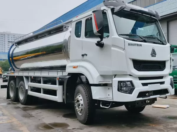 SINOTRUK HOWO 6x4 Aluminium Tank Sewage Suction Truck Large Payload Vacuum