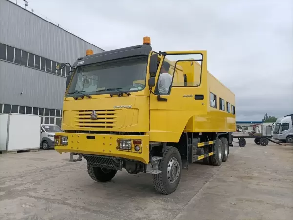 SINOTRUK 6x6 Personnel Carrier Truck 400HP Off-Road Crew Bus Yellow