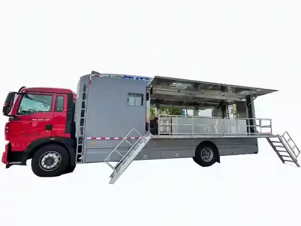 SINOTRUK Field Kitchen Truck Serving 300 Meals/Hour