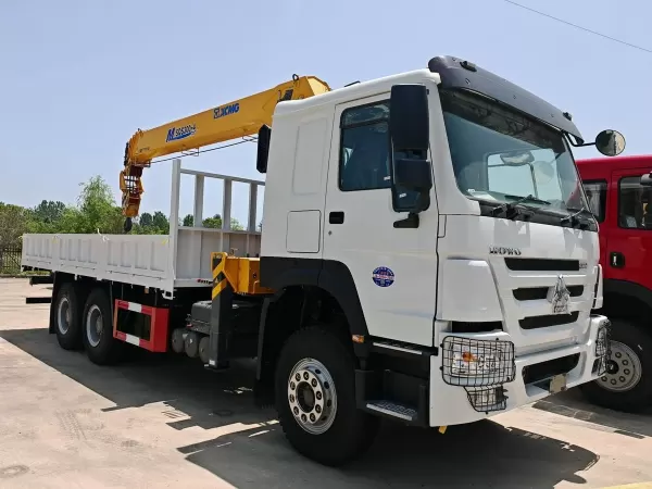SINOTRUK HOWO 6x4 371HP Crane Truck 12T XCMG 4-Section Straight Boom