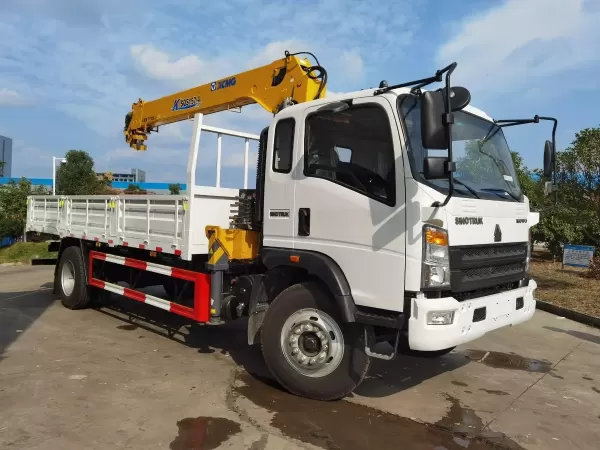 SINOTRUK HOWO 4x2 with 5-Ton Straight Boom Crane