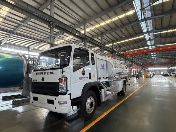 Camion de ravitaillement aviation HOWO 4x4 JET A-1 8 000 L avec séparateur d'eau