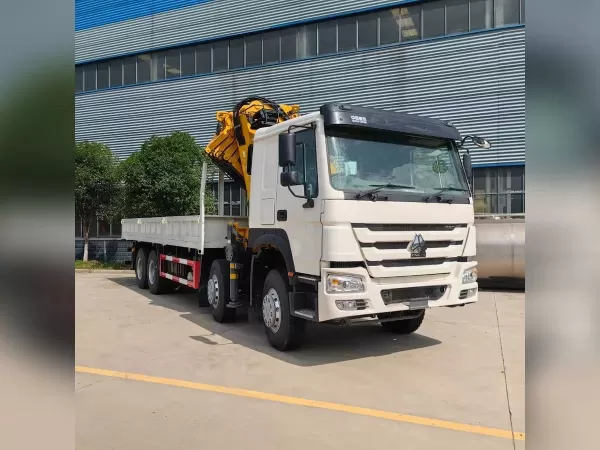 SINOTRUK HOWO 8x4 371HP Knuckle Boom Crane Truck 31T High-Side Cargo
