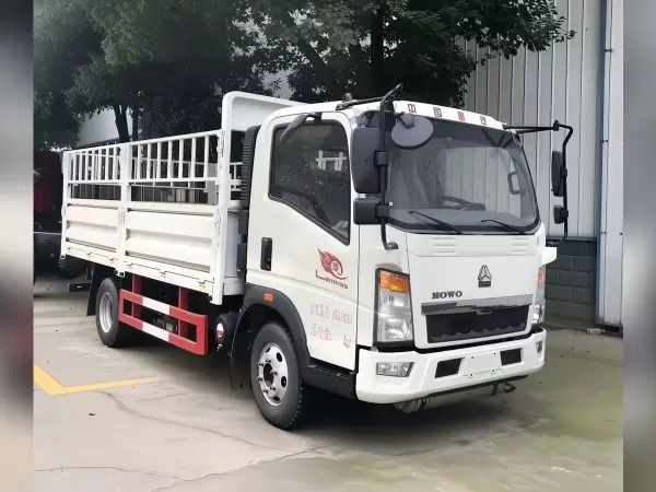 SINOTRUK HOWO 4x2 Aluminium Box Cargo Truck with Tarpaulin Light Logistics
