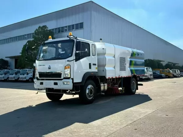 SINOTRUK HOWO Light 4x2 Road Sweeper Truck Compact Street Sweeper for Town Roads